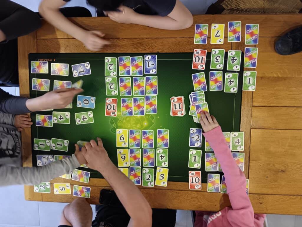 Soirées jeux de société : Envie de changer d'idées après les cours ?